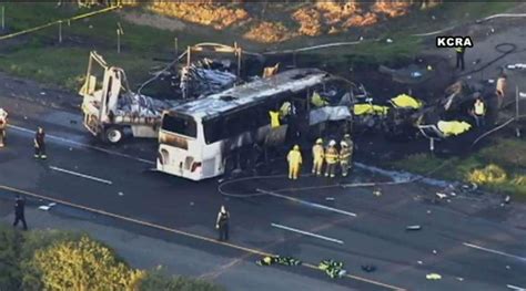 Un Terrible Choc Entre Un Bus Et Un Camion Fait Au Moins 10 Morts Et 34