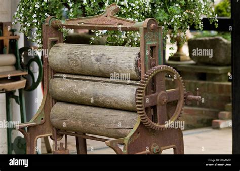 Old Fashioned Laundry Mangle Hi Res Stock Photography And Images Alamy