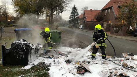 Feuerwehr in Lemförde löscht Mülltonne