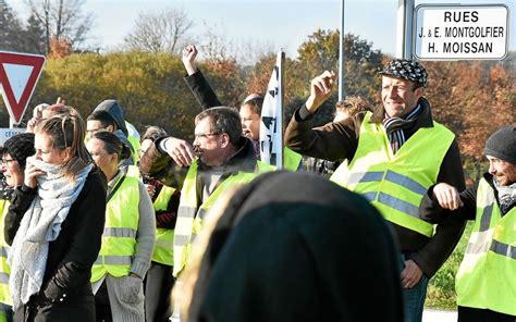 Gilets jaunes à Pontivy Louverture de la fête foraine repoussée Le