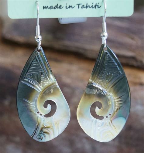 Boucles D Oreilles Forme Coquillage En Nacre De Tahiti Sign Wo Ta Prokop