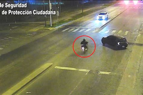 Impactante Choque Entre Una Moto Y Un Auto En Troncos Del Talar