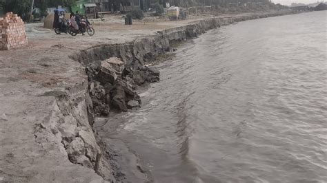 পানি বৃদ্ধিতে ধসে পড়ছে নদীর তীর কালবেলা