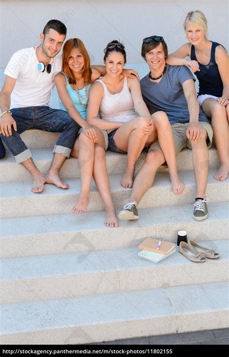 Gl Cklich College Studenten Auf Treppen Sitzen Sommer Lizenzfreies