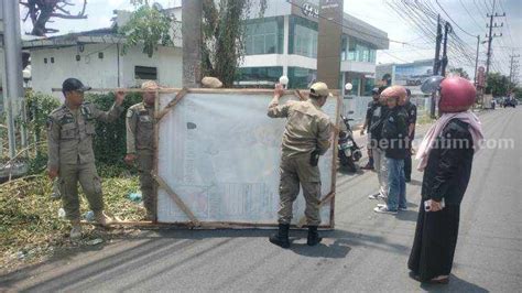 Bawaslu Jember Copoti Ribu Alat Peraga Kampanye