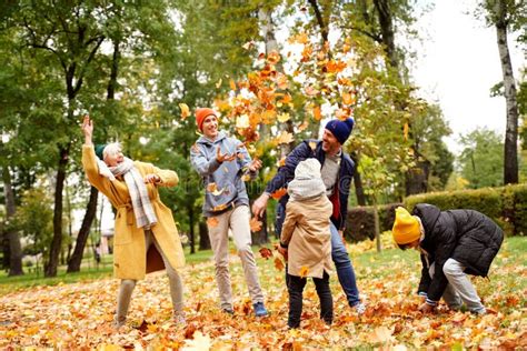 Joyeuse Famille De Cinq S Amuser En Automne Golden Park Jeter Des