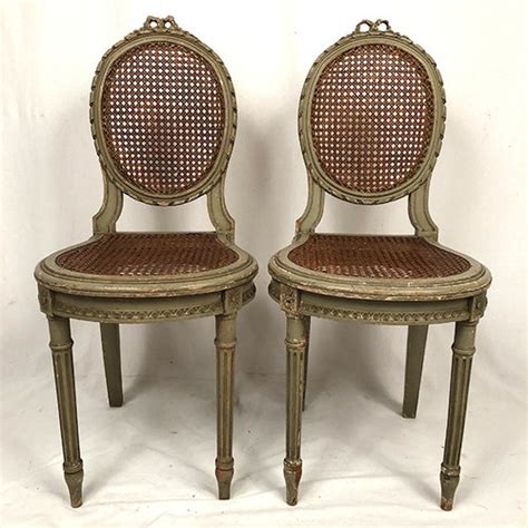 Paire De Chaises De Style Louis XVI En Bois Laq Antikeo