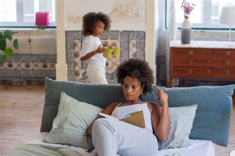 Mulher Africana Interessada Lendo Na Cama Foto De Stock Imagem De