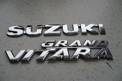 SUZUKI GRAND VITARA EMBLEMAT NAPIS LOGO TYŁ 7263925595 oficjalne