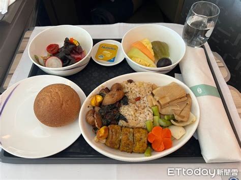 華航「永續示範航班」今啟航！創3里程碑 全機5成旅客響應蔬食餐 Ettoday旅遊雲 Ettoday新聞雲