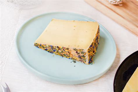 Tomme Aux Fleurs Un Parfum De Printemps Dans Votre Fromage