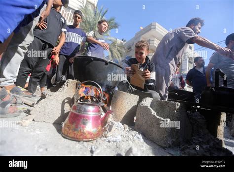 I Palestinesi Sfollati Preparano Cibo Di Fronte Alla Scuola Dell