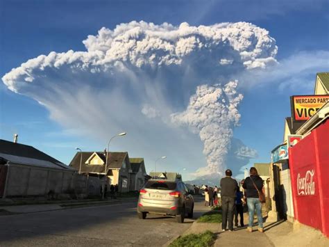 Foto Vista General Del Volcán Activo Calbuco Cráter De 500 Metros