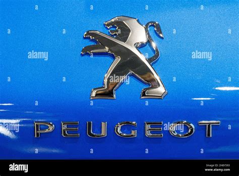 Logotipo De La Empresa Peugeot En El Coche Peugeot Es Una Marca