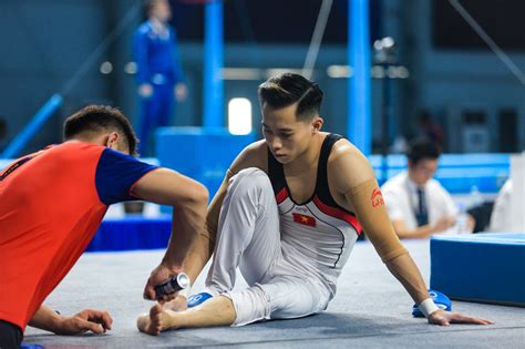 Hot boy thể dục dụng cụ Việt Nam mắc chứng bệnh hiếm VĐV nào gặp phải chân sưng tấy vẫn giành
