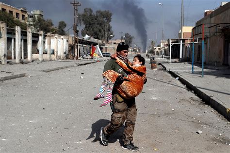 Centenas De Iraquianos Fogem De Mosul Para Escapar De Combates Veja