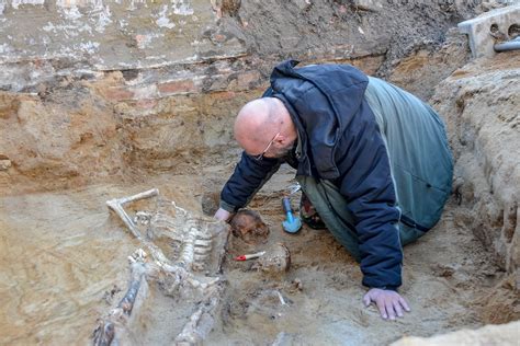 Jak przebiegają badania archeologiczne na placu Matejki WIDEO