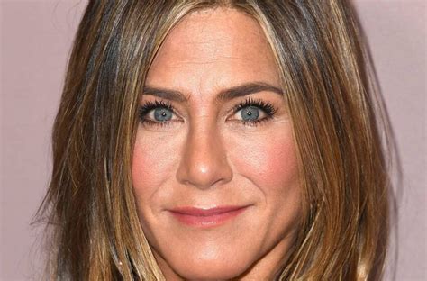 Jeune à jamais et très mignonne Jennifer Aniston en lingerie noire et veste volumineuse a