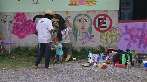 Pintan colectivos mural en memoria de una víctima de feminicidio en