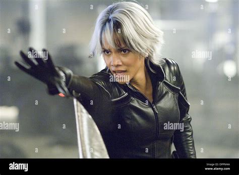 Halle berry storm hi-res stock photography and images - Alamy