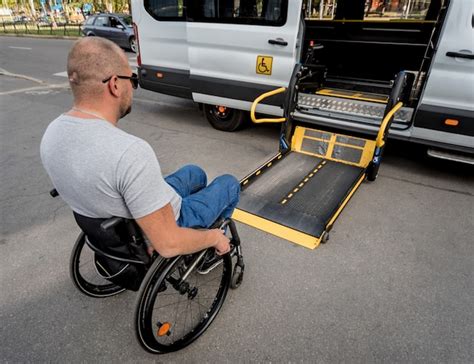 Un Homme En Fauteuil Roulant Se Déplace Vers Lascenseur Dun Véhicule