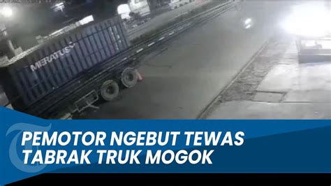 Detik Detik Pemotor Ngebut Tewas Tabrak Truk Mogok Di Tengah Jalan