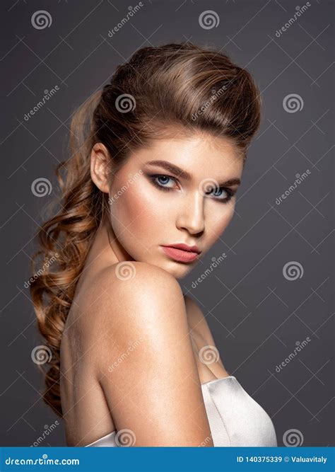 Jeune Femme Châtain Avec De Longs Cheveux Bouclés Image Stock Image