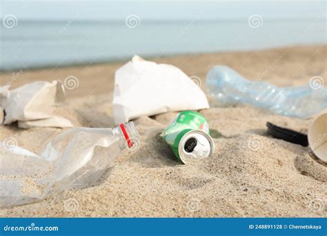 Lixo Espalhado Na Praia Perto Do Alto Mar Problema De Reciclagem Foto