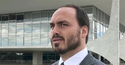 TSE dá três dias para Carlos Bolsonaro explicar uso de redes sociais