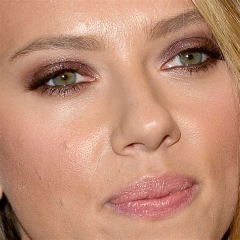 Scarlett Johansson Matched Her Purple Eyeshadow To Her Dress Beauty