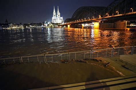 Schifffahrt zum Teil eingestellt: Rhein-Hochwasser steigt weiter - n-tv.de