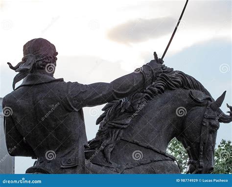 Homem Que Monta Um Cavalo E Que Guarda Uma Espada Imagem De Stock