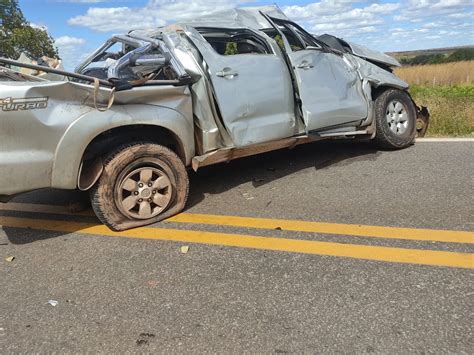 Hilux capota várias vezes e deixa cinco pessoas feridas na BR 135 GP1