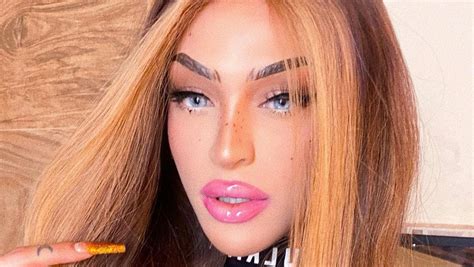 De Fio Dental Pabllo Vittar Coloca Pernas Para O Alto E Mostra Corpo