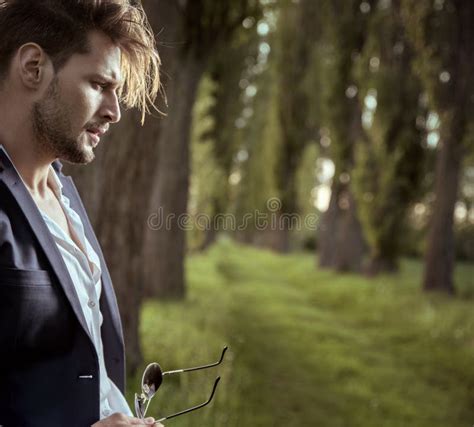 Perfile O Retrato De Um Homem Cansado Que Relaxa No Campo Imagem De