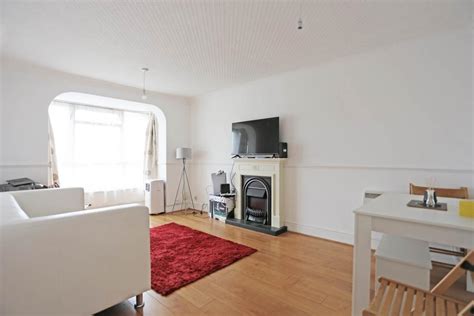 Ibscott Close Dagenham RM10 1 Bed Flat For Sale 210 000