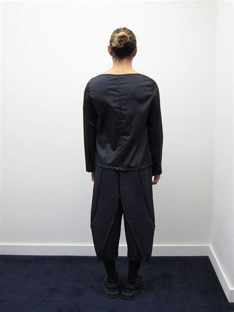 Issey Miyake Cropped Loose Pant Navy Garmentory