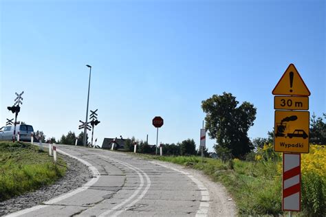 Śmiertelny wypadek na torach pod Starogardem Gdańskim Auto wjechało