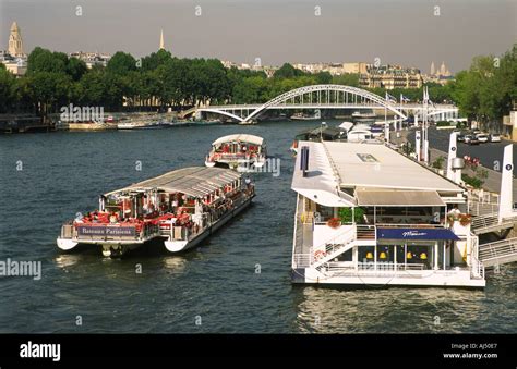 Bateaux parisiens hi-res stock photography and images - Alamy