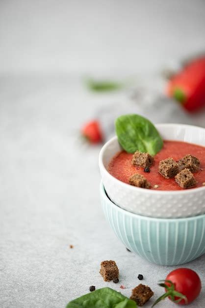 Gazpacho De Sopa Fr A De Tomate Con Espinacas Y Crutones De Centeno En