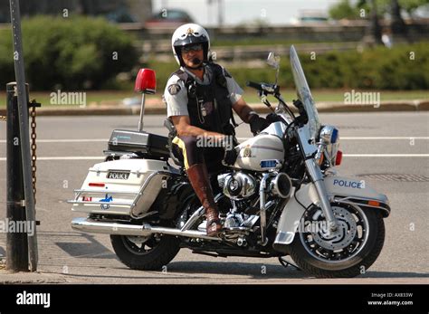 Rcmp Police Officer Stock Photos & Rcmp Police Officer Stock Images - Alamy