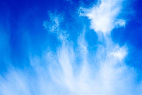 nuvens brancas no céu azul espaço de cópia para fundo de banner ou