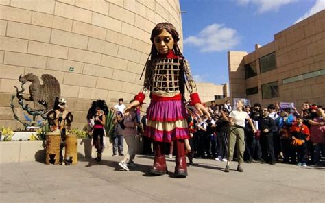 La Peque A Amal Qu Representa La Marioneta Gigante Que Recorre