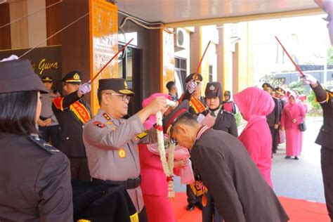 Penuh Haru Irjen Pol Helmy Santika Lepas Para Wisudawan Purna Bhakti