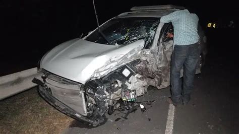 Colisión entre un bus y camioneta deja cuantiosos daños materiales