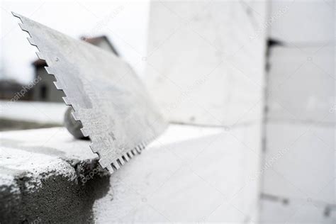 Paleta Entallada Sobre El Fondo De Un Edificio Hecho De Ladrillos De