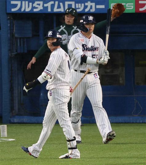 ＜ヤ・神＞初回1死一塁、捕邪飛に倒れてベンチ戻る山田。右は村上（撮影・北條 貴史） ― スポニチ Sponichi Annex 野球