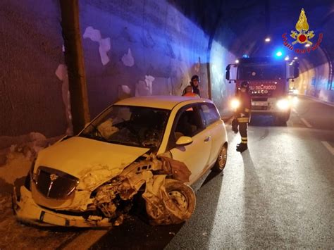 SOLOFRA INCIDENTE IN GALLERIA FERITA UNA DONNA Impresa Diretta