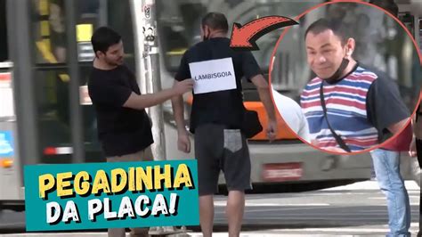 Pegadinha Colando Placa Nas Costas Das Pessoas Perrengue Na Band