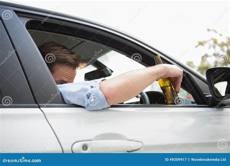 Cerveja Bebendo Do Homem Ao Conduzir Imagem De Stock Imagem De Tipia